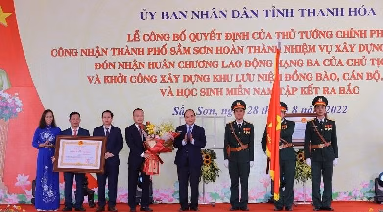 Chủ tịch nước Nguyễn Xuân Phúc trao Huân chương Lao động hạng Ba cho Thành phố Sầm Sơn. Chủ tịch nước Nguyễn Xuân Phúc trao Huân chương Lao động hạng Ba cho Thành phố Sầm Sơn.