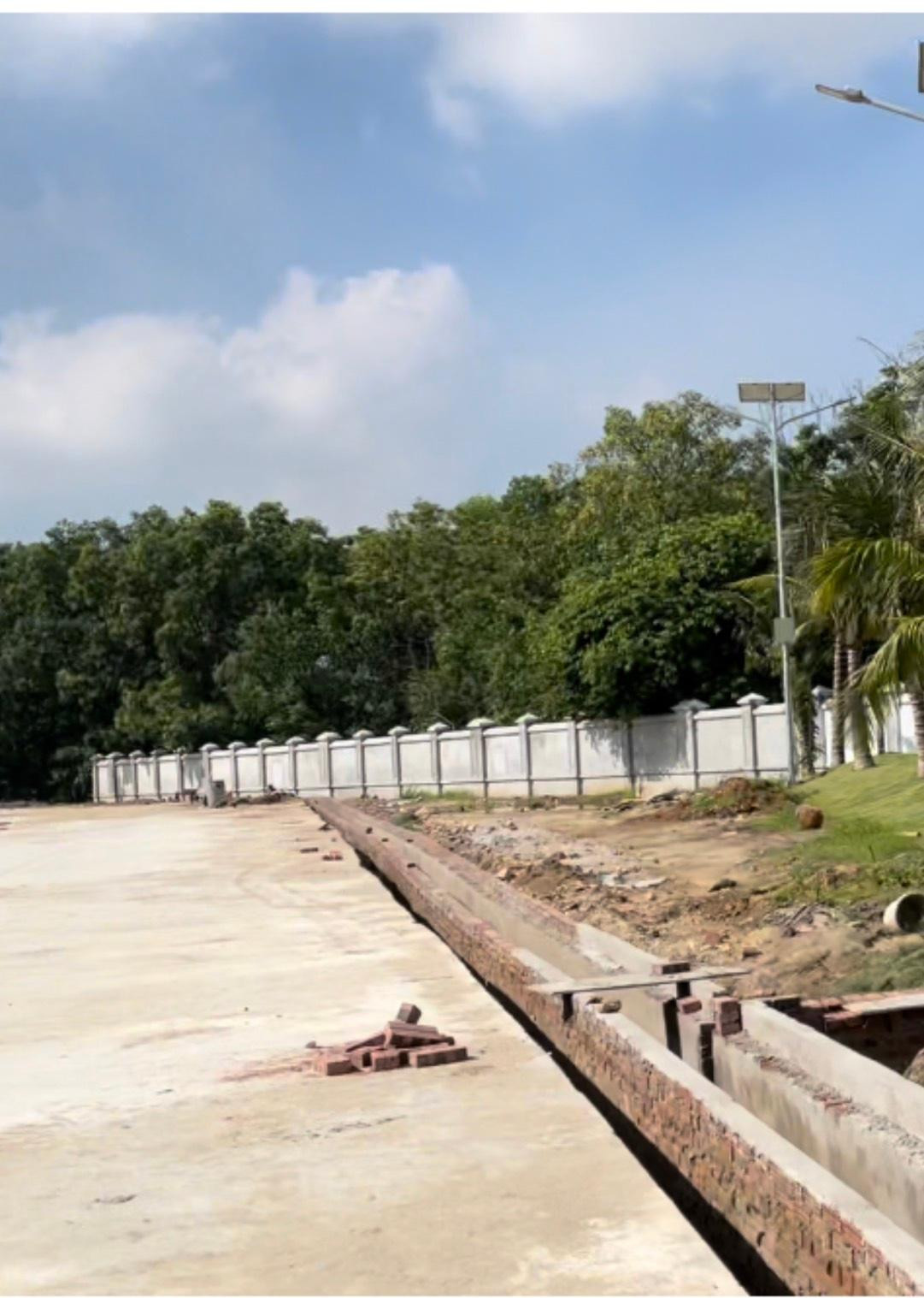 Bức tường dài 260m được xây dựng ở khu vực bãi tập kết vật liệu xây dựng của Công ty cổ phần thương mại và xây dựng Minh Đạt chưa được tháo dỡ.