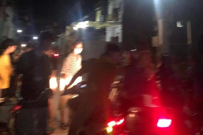 Hình ảnh vụ xô xát trong đêm. Ảnh: Bạn đọc