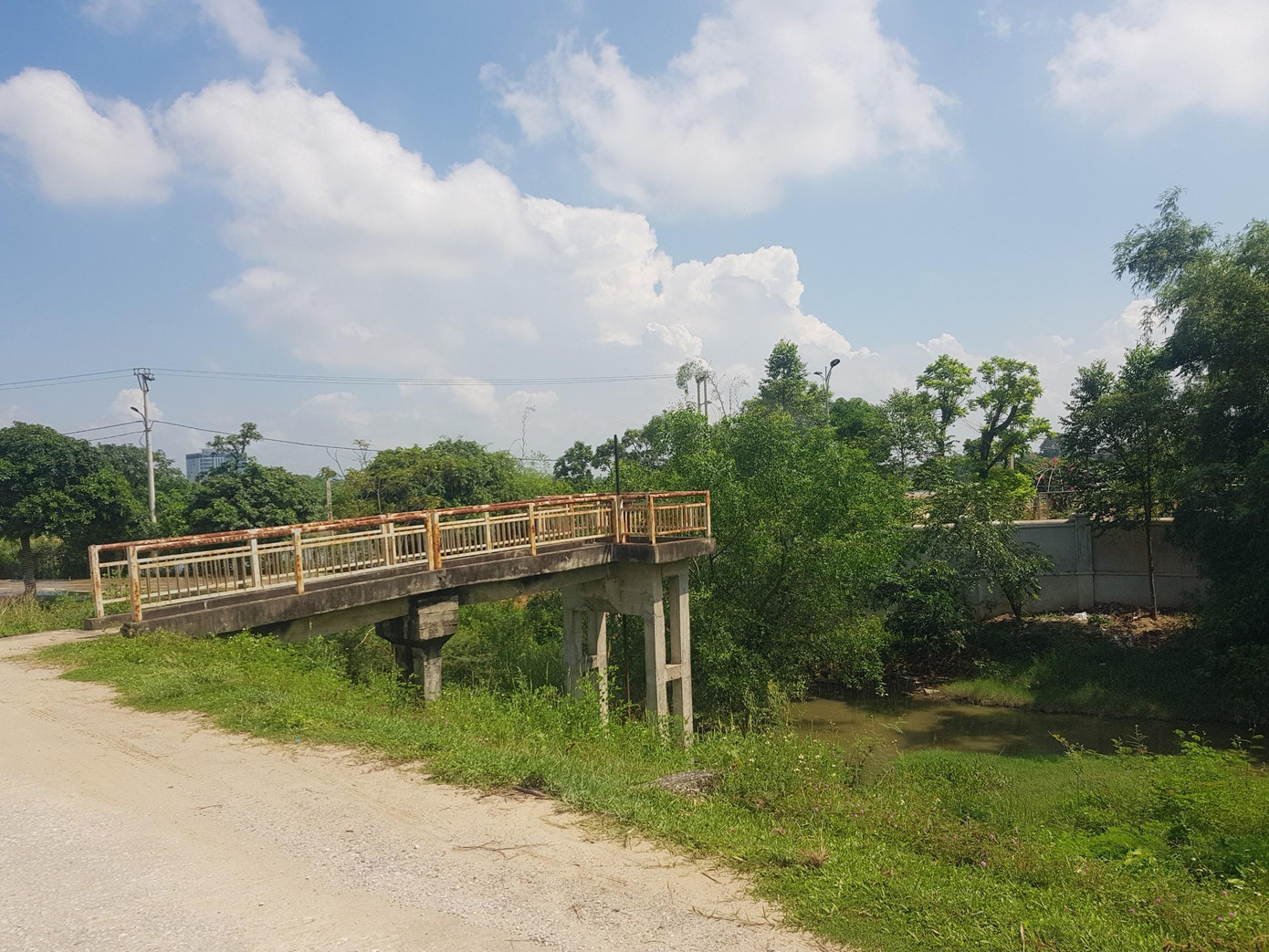 Bức tường dài 260 m được Công ty cổ phần thương mại và xây dựng Minh Đạt xây dựng trong khu vực hành lang thoát lũ, phía trước cầu công tác do Nhà nước xây dựng (đóng mở nắp cống lấy nước ra vào từ phía trong và ngoài đê sông Mã).