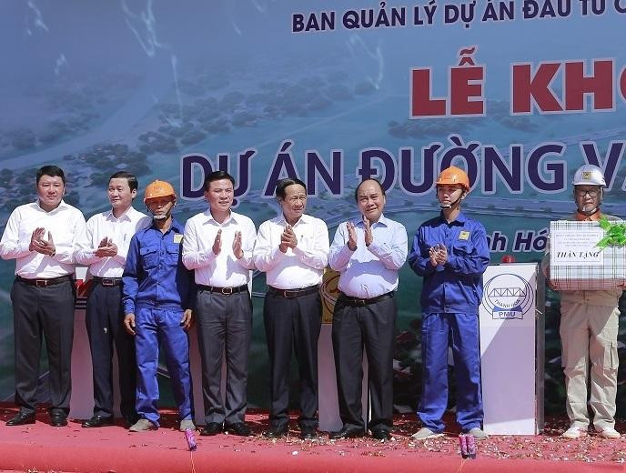 Chủ tịch nước Nguyễn Xuân Phúc cùng các đại biểu trao quà cho công nhân công trường dự án đường Vạn Thiện đi Bến En. Chủ tịch nước Nguyễn Xuân Phúc cùng các đại biểu trao quà cho công nhân công trường dự án đường Vạn Thiện đi Bến En.