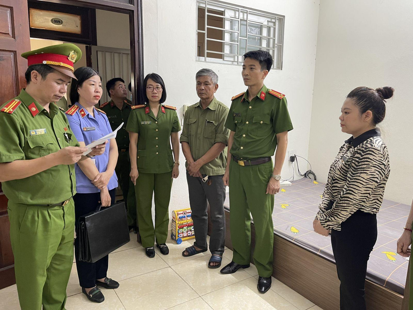 Cơ quan chức năng thực hiện lệnh bắt tạm giam Phạm Thị Lan Anh