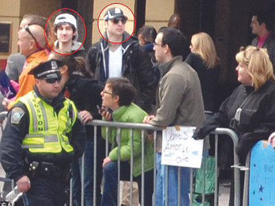 Hai anh em nghi phạm Tamerlan và Dzhokhar ở gần vạch đích cuộc thi marathon trước khi hai quả bom phát nổ khiến 3 người chết, khoảng 180 người bị thương chiều 15/4. Ảnh: AP