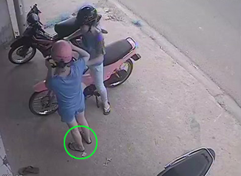 Khi vào cô gái đi dép tông