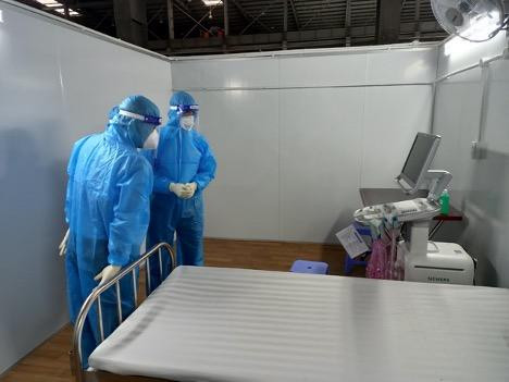 Lãnh đạo Bệnh viện Bạch Mai kiểm tra Trung tâm Hồi sức tích cực đặt tại Bệnh viện dã chiến số 16 trước khi nhận bệnh vào hôm nay. Lãnh đạo Bệnh viện Bạch Mai kiểm tra Trung tâm Hồi sức tích cực đặt tại Bệnh viện dã chiến số 16 trước khi nhận bệnh vào hôm nay.