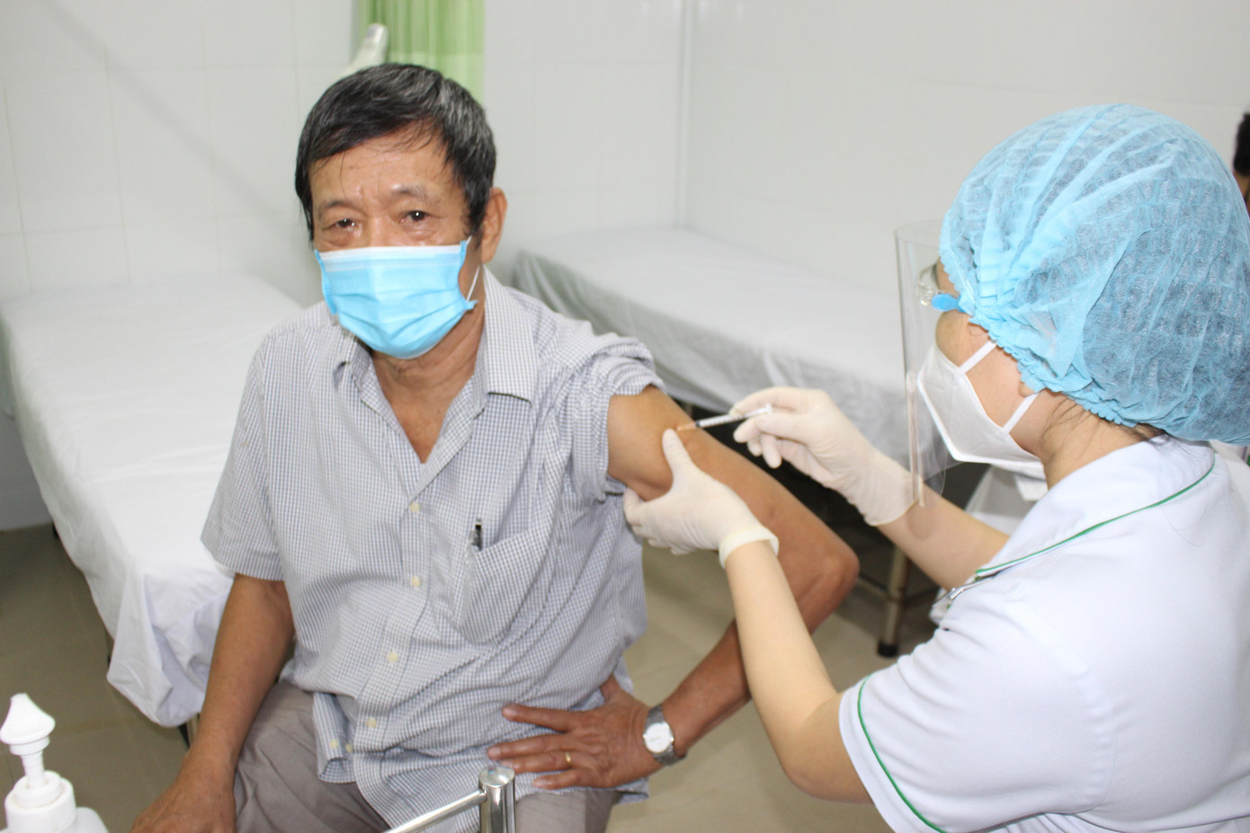 Trong đợt tiêm cho đối tượng tưu tiên trên 65 tuổi này, TPHCM triển khai tiêm vắc xin Moderna cho họ. Đây là đối tượng lớn tuổi có bệnh nền. Trong đợt tiêm cho đối tượng tưu tiên trên 65 tuổi này, TPHCM triển khai tiêm vắc xin Moderna cho họ. Đây là đối tượng lớn tuổi có bệnh nền.