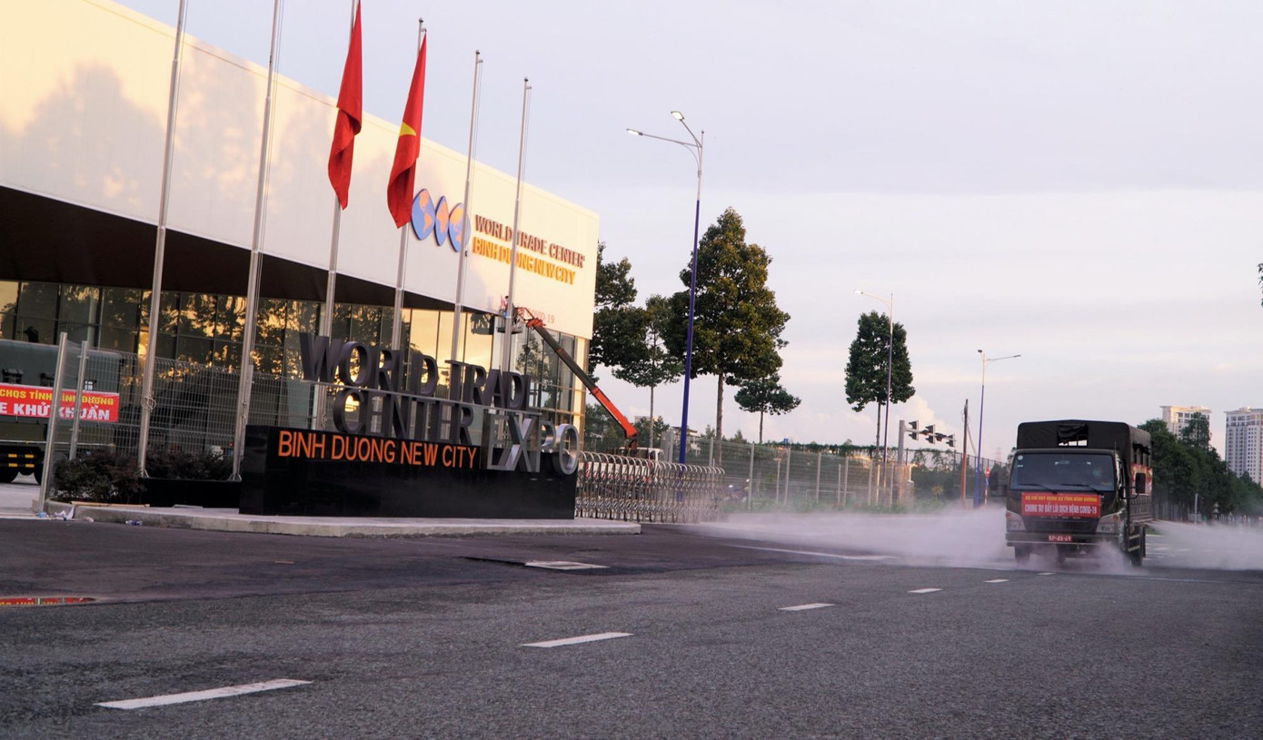 Bộ CHQS tỉnh Bình Dương khử khuẩn toàn khu vực trước khi Bệnh viện dã chiến Bình Dương quy mô 1,500 giường đi vào hoạt động chính thức Bộ CHQS tỉnh Bình Dương khử khuẩn toàn khu vực trước khi Bệnh viện dã chiến Bình Dương quy mô 1,500 giường đi vào hoạt động chính thức