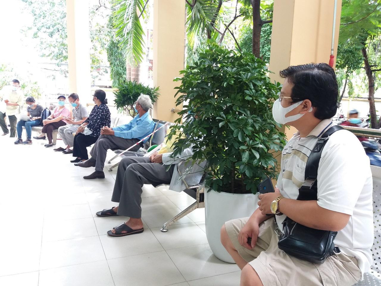 Mọi người bình tĩnh chờ để được khám sức khoẻ ban đầu trước khi vào tiêm. Mọi người bình tĩnh chờ để được khám sức khoẻ ban đầu trước khi vào tiêm.