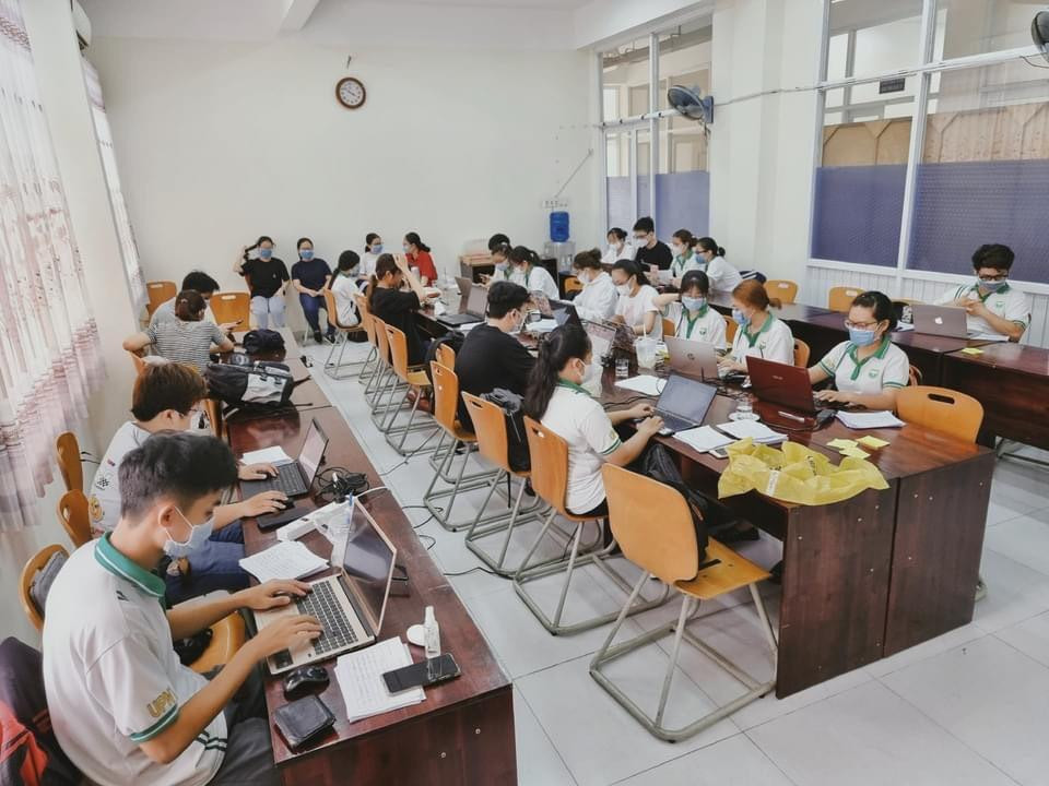 Các em sinh viên làm việc với sức trẻ và sự nhiệt huyết không quản ngại khó khăn, bất kể ngày đêm