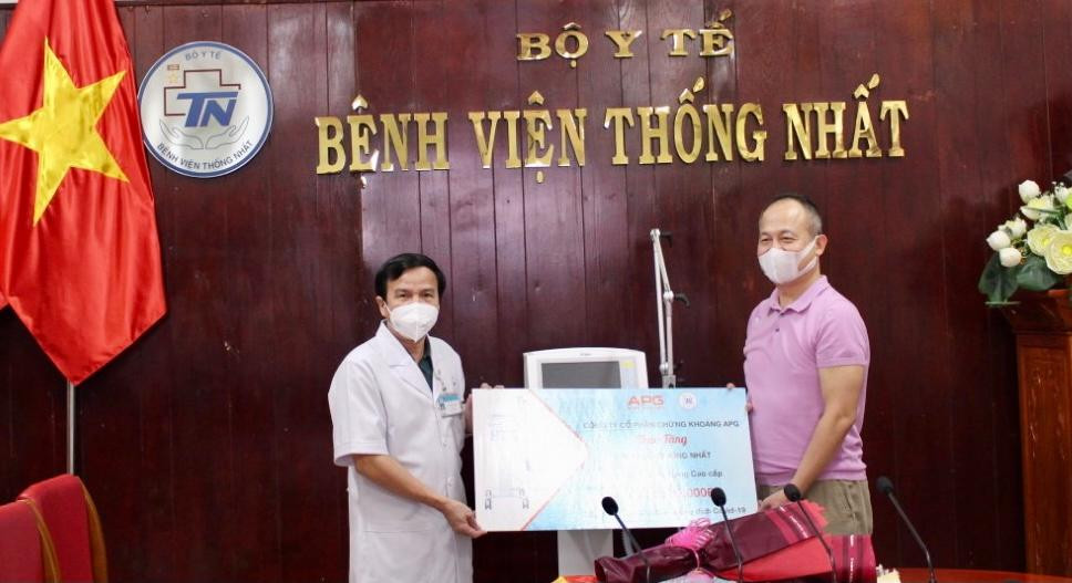 Đại diện BV Thống Nhất tiếp nhận máy thở từ ông Nguyễn Hồ Hưng, Chủ tịch HĐQT Công ty Chứng khoán APG trao tặng