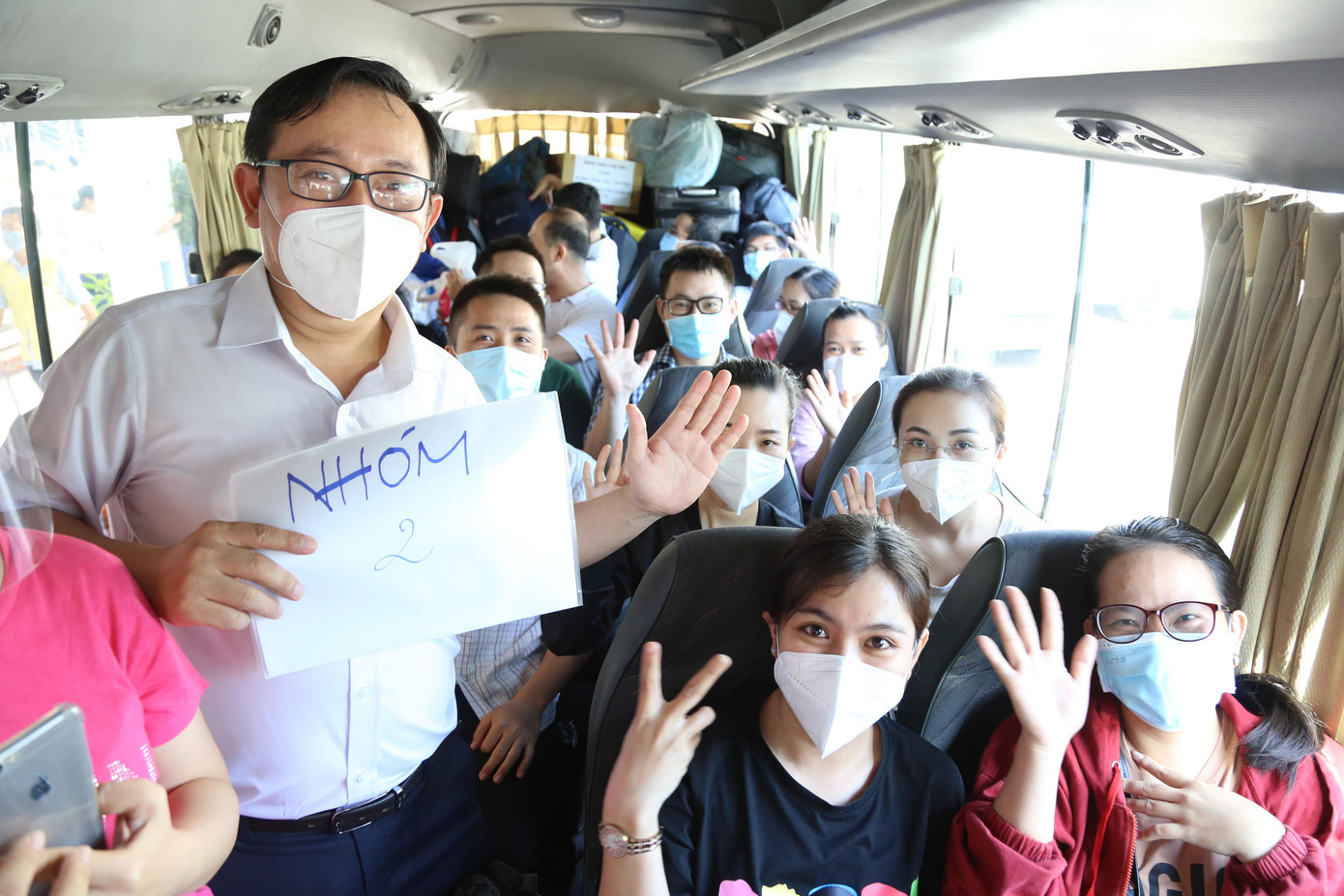 Trước đó, vào sáng 9/7, đội chi viện số 1 của Bệnh viện Chợ Rẫy gồm 10 bác sĩ và 10 điều dưỡng đã lên đường đến thực hiện nhiệm vụ tại Bệnh viện điều trị COVID-19 Cần Giờ.