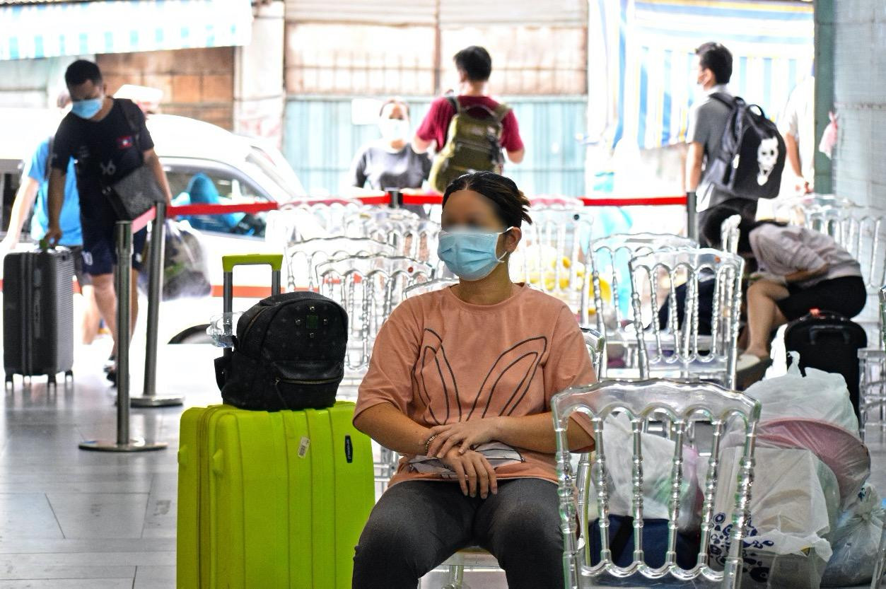 Bệnh viện này gồm 3 tầng với tổng diện tích hơn 30.000m2, quy mô gần 1.000 giường bệnh, chuyên tiếp nhận điều trị các bệnh nhân COVID-19 nhẹ hoặc không có triệu chứng.