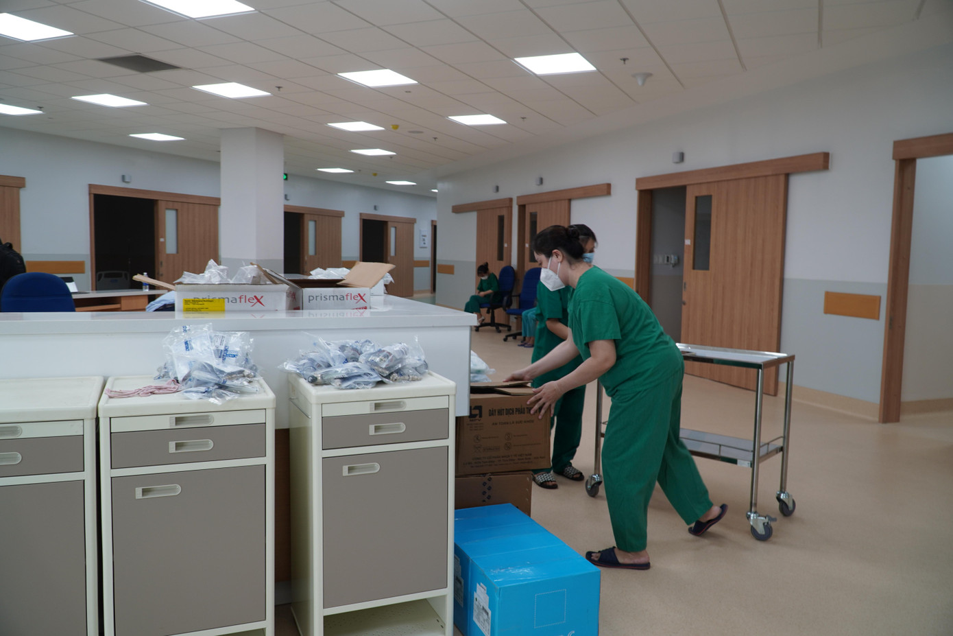 Với nhiệm vụ phụ trách 300 giường hồi sức nặng và 30 giường hồi sức nguy kịch, đội ngũ nhân viên y tế Bệnh viện Chợ Rẫy sẽ là lực lượng chủ lực tại bệnh viện. Với nhiệm vụ phụ trách 300 giường hồi sức nặng và 30 giường hồi sức nguy kịch, đội ngũ nhân viên y tế Bệnh viện Chợ Rẫy sẽ là lực lượng chủ lực tại bệnh viện.