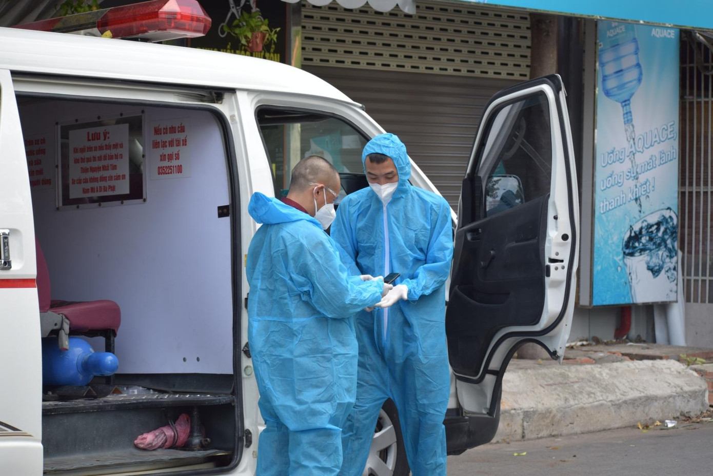 6 chiếc xe đã được nhóm chuyển đổi công năng lại từ các xe dân dụng, có vách ngăn riêng giữa tài xế và người được vận chuyển. Trong quá trình vận chuyển nếu có nhu cầu liên lạc giữa tài xế và người vận chuyển thì sẽ trao đổi thông qua điện thoại để đảm bảo an toàn. Tất cả các đồ bảo hộ khi vận chuyển, khẩu trang N95, dung dịch khử khuẩn… đều được các trung tâm y tế trên địa bàn và các nhà hảo tâm hỗ trợ cho nhóm.