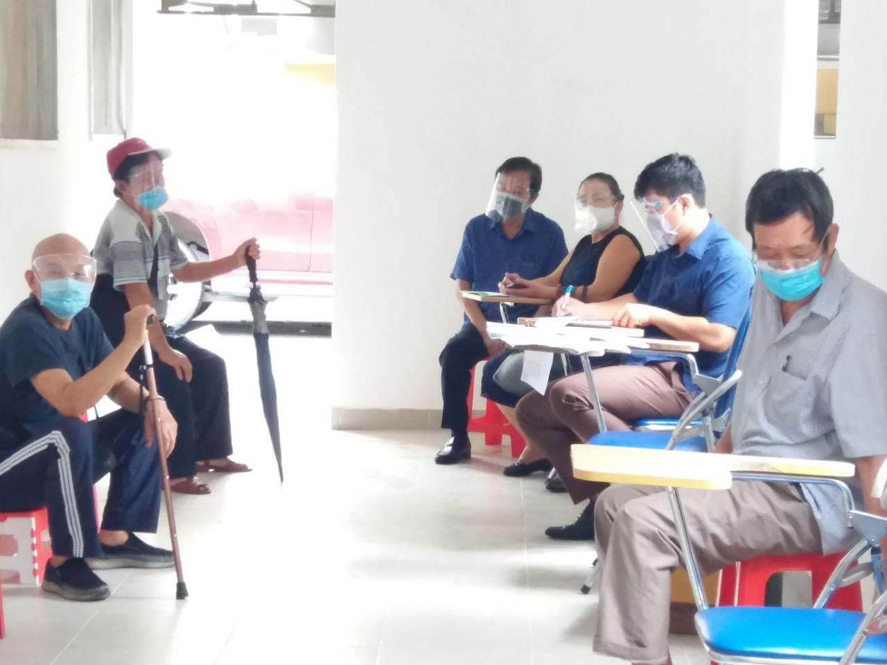 Tại Bệnh viện Lê Văn Thịnh (quận 2) các ông bà trên 65 tuổi đến từ khá sớm, ngồi chờ để được tiêm vắc xin COVID-19 Tại Bệnh viện Lê Văn Thịnh (quận 2) các ông bà trên 65 tuổi đến từ khá sớm, ngồi chờ để được tiêm vắc xin COVID-19