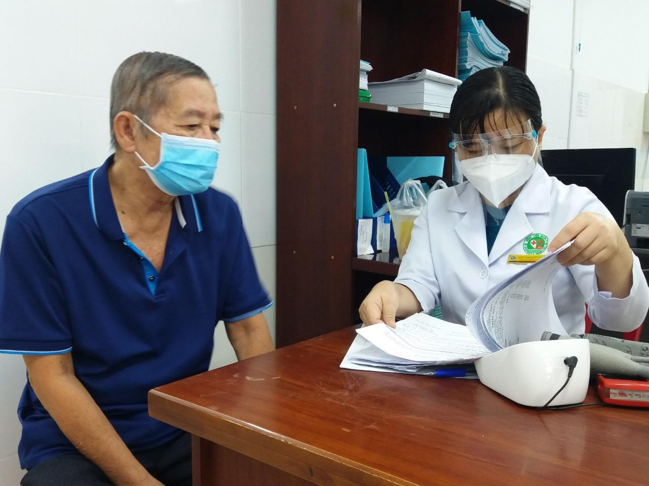 Người đàn ông lắng nghe các bác sĩ tư vấn kỹ trước khi tiêm. Người này còn cẩn thận mang theo bệnh án mà mình từng điều trị trước đó để nhờ bác sĩ tham vấn. Người đàn ông lắng nghe các bác sĩ tư vấn kỹ trước khi tiêm. Người này còn cẩn thận mang theo bệnh án mà mình từng điều trị trước đó để nhờ bác sĩ tham vấn.