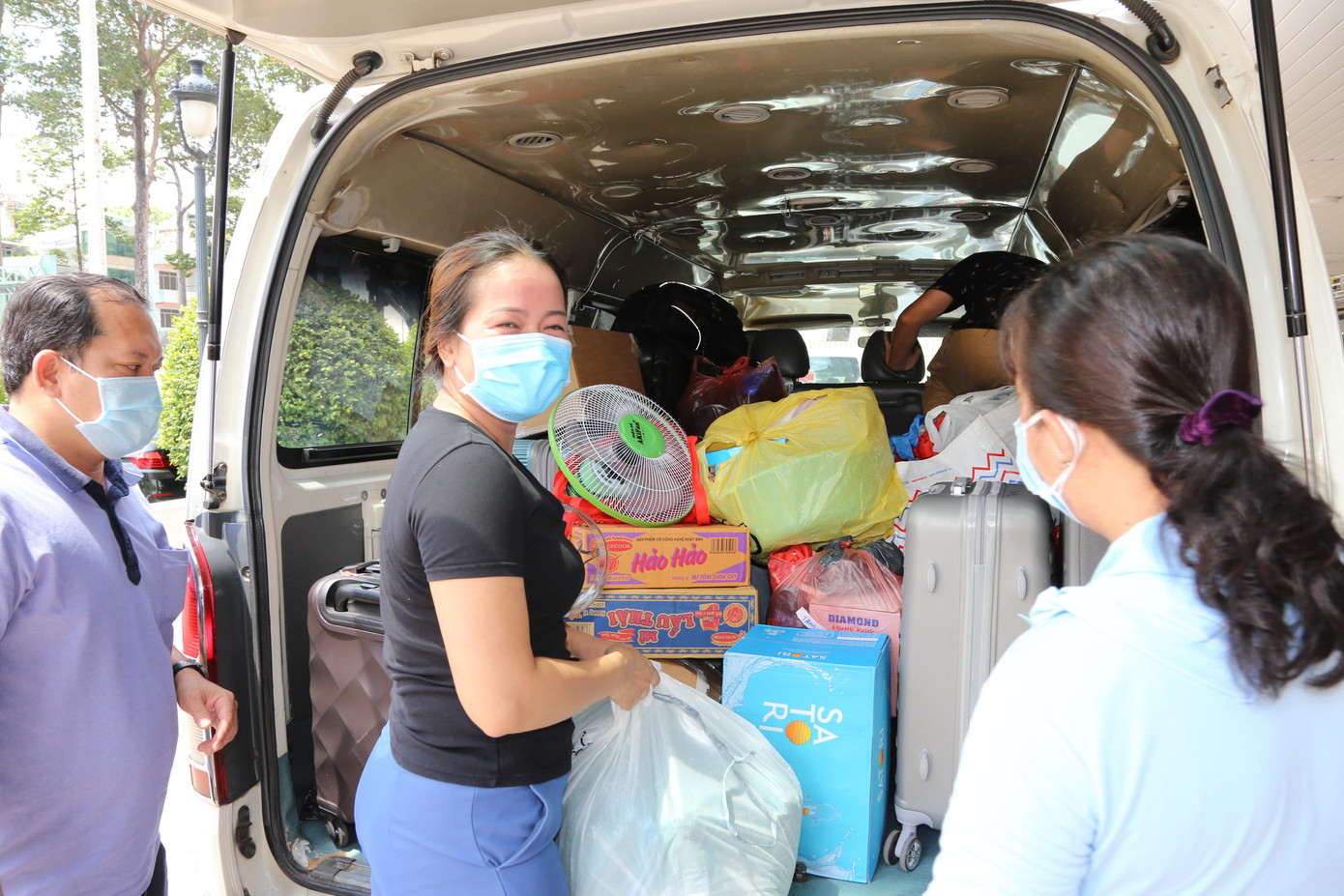 Họ luôn sẵn sàng 2 ba lô, một để dụng cụ đi làm và một ba lô sẵn sàng tư trang để khi có lệnh là lên đường
