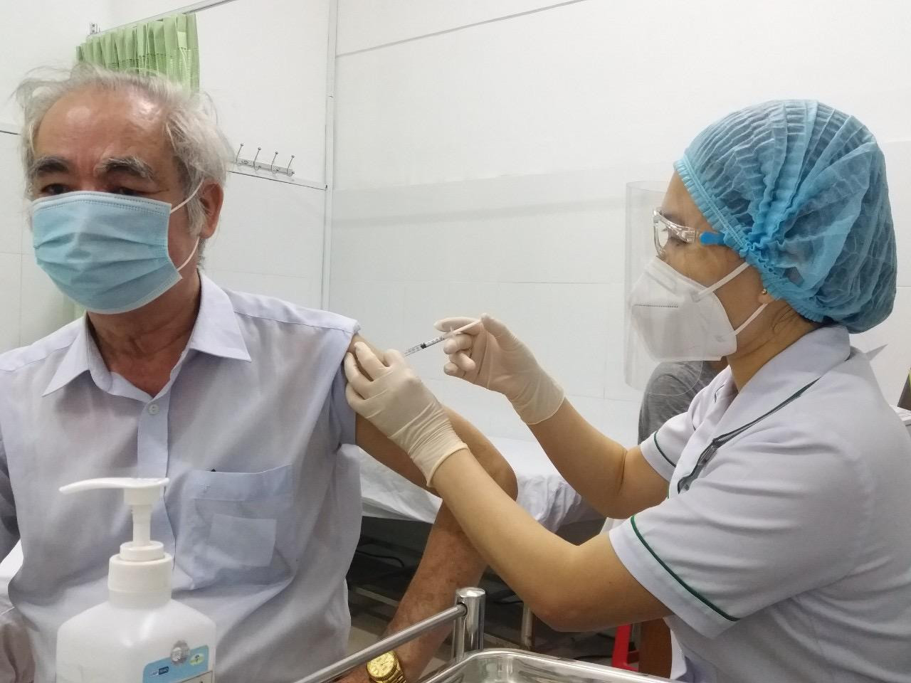 "Được tiêm vắc xin là điều tôi mong muốn lâu nay" - ông Tâm nói trong vui mừng "Được tiêm vắc xin là điều tôi mong muốn lâu nay" - ông Tâm nói trong vui mừng