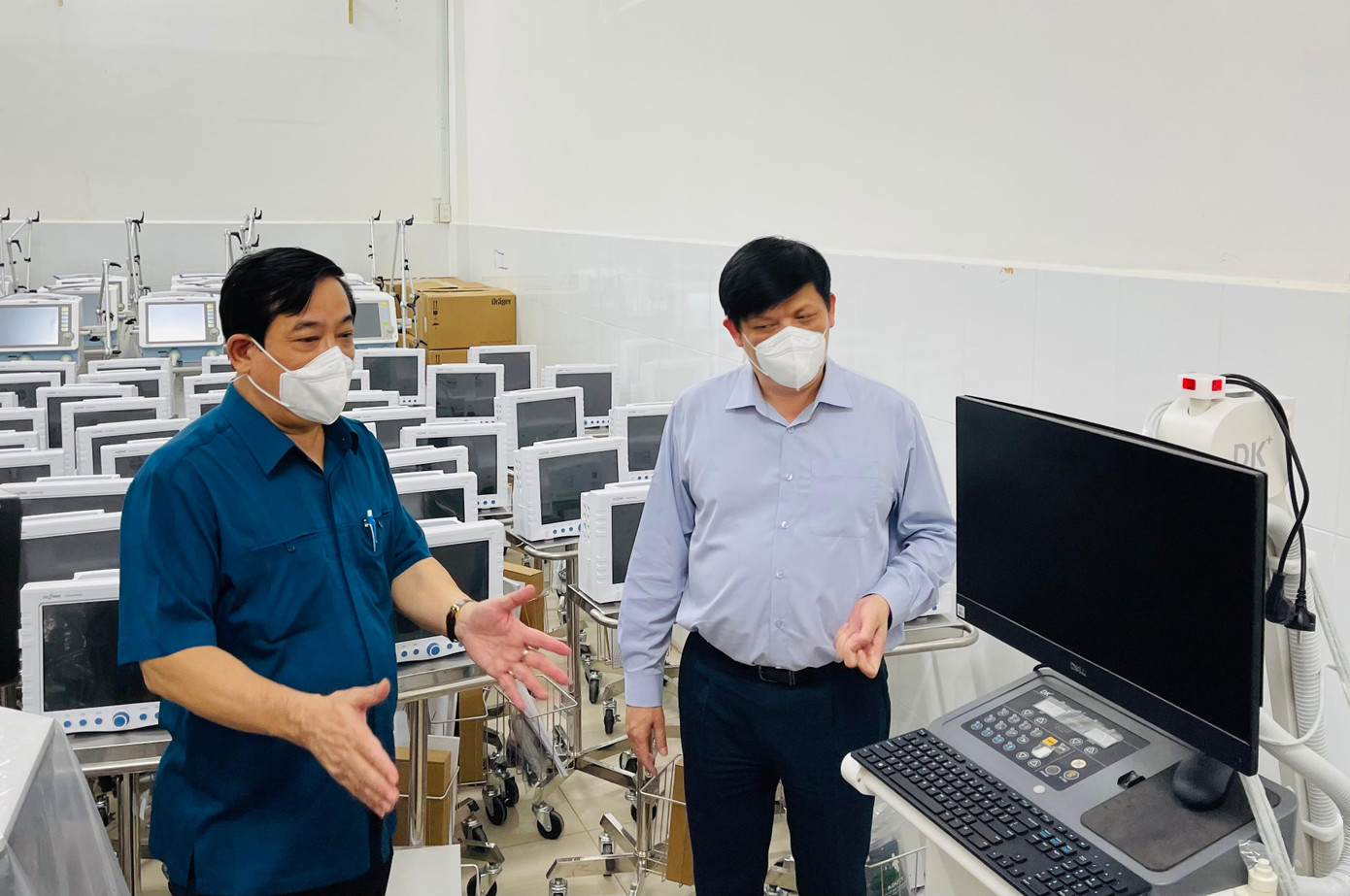 Bộ trưởng Y tế Nguyễn Thanh Long và ông Lương Ngọc Khuê- Cục trưởng Cục Khám chữa bệnh kiểm tra trang thiết bị ở Bệnh viện dã chiến số 16 Bộ trưởng Y tế Nguyễn Thanh Long và ông Lương Ngọc Khuê- Cục trưởng Cục Khám chữa bệnh kiểm tra trang thiết bị ở Bệnh viện dã chiến số 16