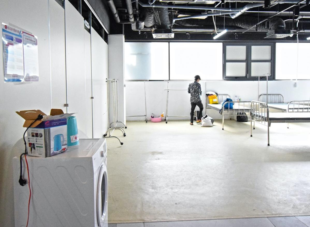 Các phân khu chức năng cơ bản, gồm khu điều hành, hành chính; khu tiếp nhận sàng lọc và phân loại người bệnh; khu chẩn đoán hình ảnh; khu xét nghiệm; khu chăm sóc, điều trị người bệnh ở mức độ nhẹ; khu chăm sóc đặc biệt; khu cung cấp thức ăn; khu tiếp nhận hàng hóa thân nhân; khu xử lý rác thải…