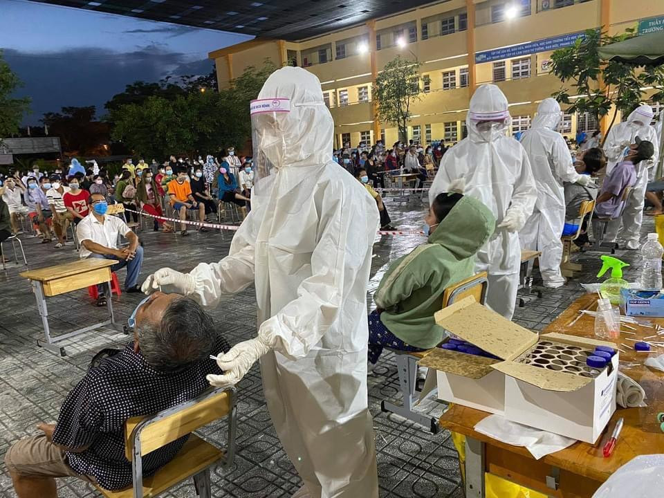 Nhiều sinh viên trong số này làm việc liên tục hơn 1 tháng qua