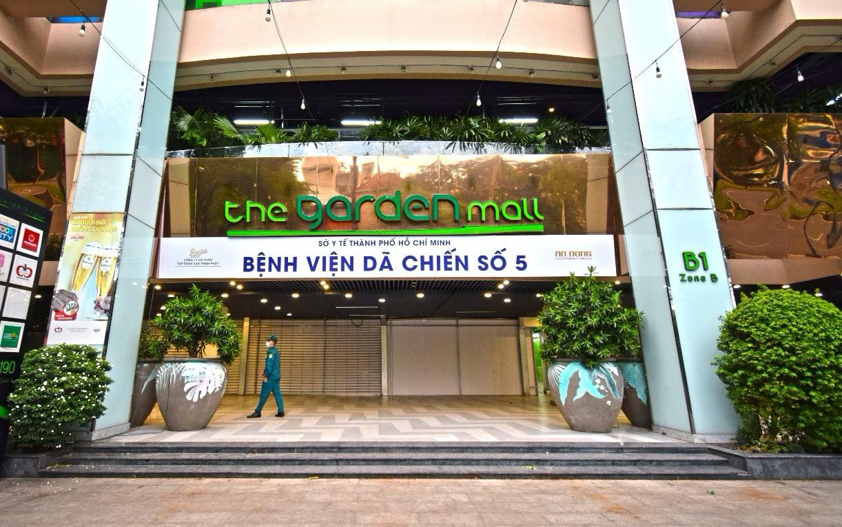 Sau 10 ngày cấp tập triển khai, trong hôm nay Bệnh viện dã chiến điều trị COVID-19 số 5 chính thức nhận bệnh