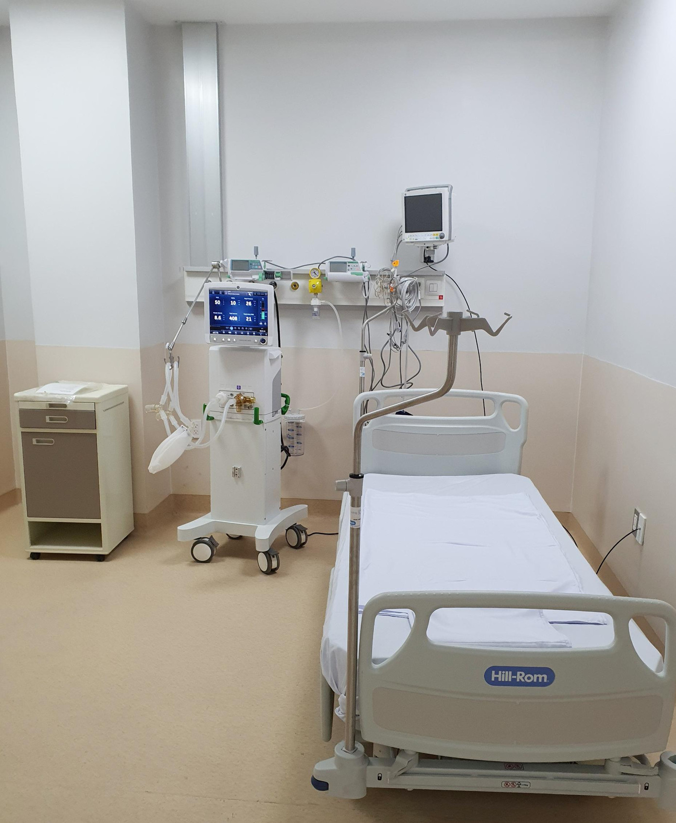 Nơi đây, có 100 giường chăm sóc, đặc biệt có hệ thống khí nén trung tâm bên cạnh oxy và hút trung tâm Nơi đây, có 100 giường chăm sóc, đặc biệt có hệ thống khí nén trung tâm bên cạnh oxy và hút trung tâm