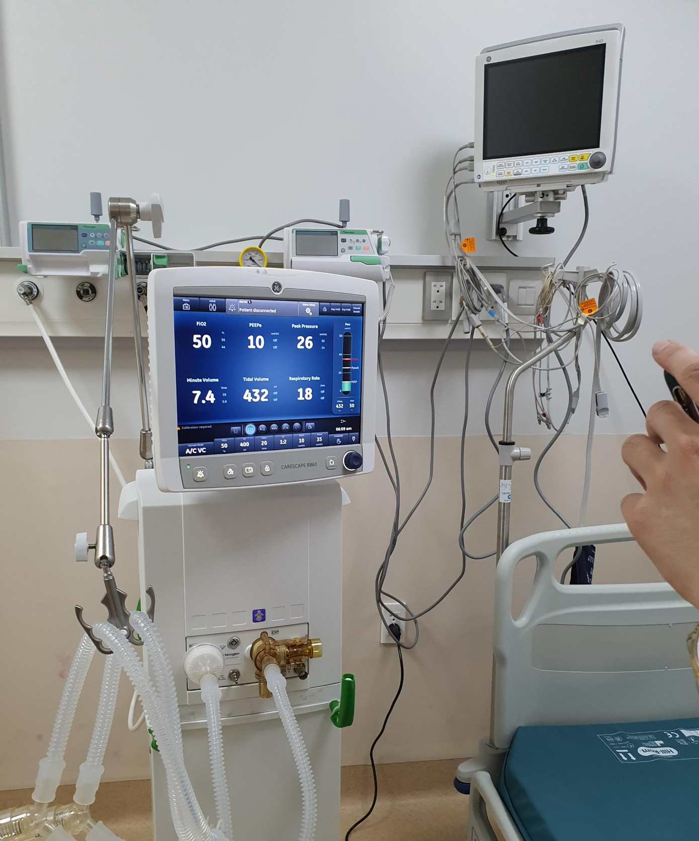 Trang bị đầy đủ các máy móc hiện đại để phục vụ điều trị cho bệnh nhân mắc COVID-19 nặng tại đây. Trong số này có 100 giường săn sóc đặc biệt có hệ thống khí nén trung tâm bên cạnh ô xy và hút trung tâm. Trang bị đầy đủ các máy móc hiện đại để phục vụ điều trị cho bệnh nhân mắc COVID-19 nặng tại đây. Trong số này có 100 giường săn sóc đặc biệt có hệ thống khí nén trung tâm bên cạnh ô xy và hút trung tâm.