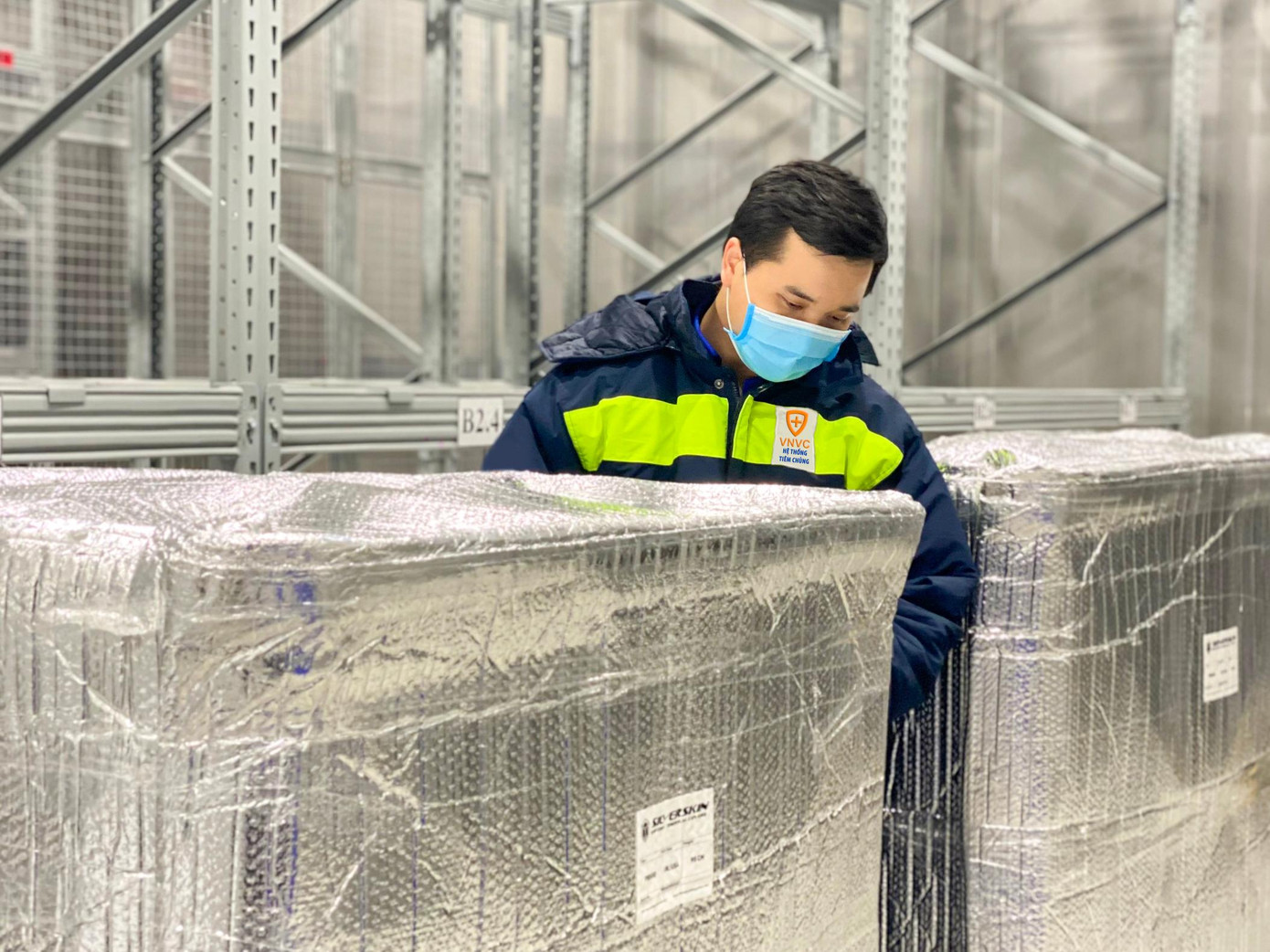 Hơn 1,2 triệu liều vắc xin AstraZeneca được vận chuyển về bảo quản tại kho lạnh tại VNVC Hơn 1,2 triệu liều vắc xin AstraZeneca được vận chuyển về bảo quản tại kho lạnh tại VNVC