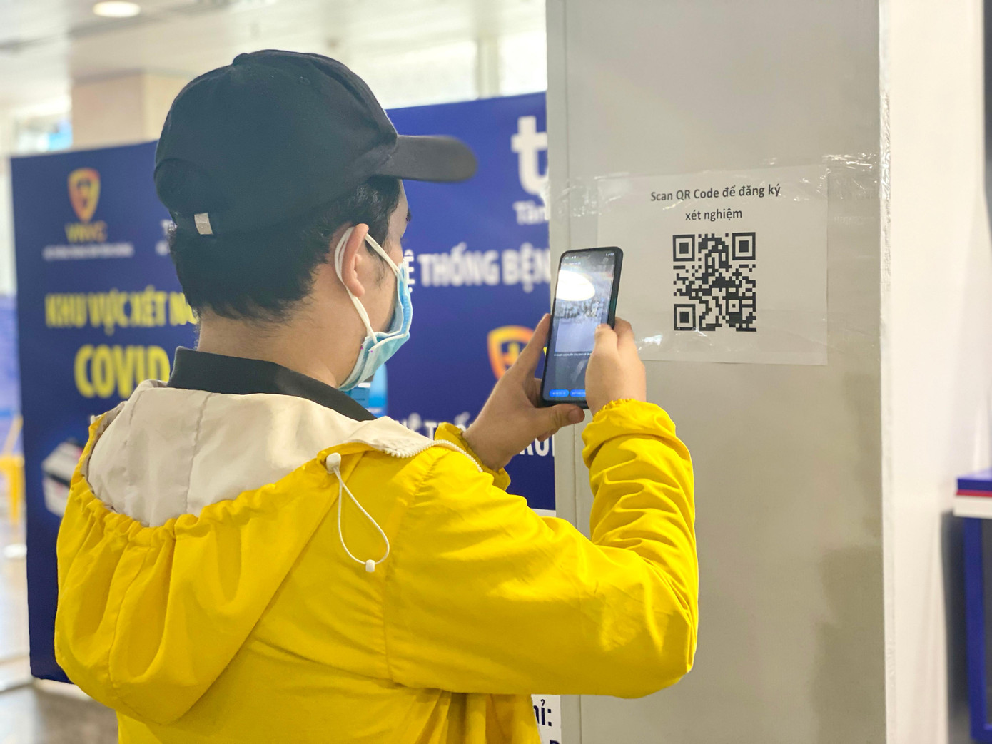 Tại sân bay Tân Sơn Nhất, BV đa khoa Tâm Anh thực hiện lấy mẫu xét nghiệm test nhanh và xét nghiệm RT-PCR theo yêu cầu của khách hàng. Ảnh: Hành khách khai báo y tế trước khi xét nghiệm.