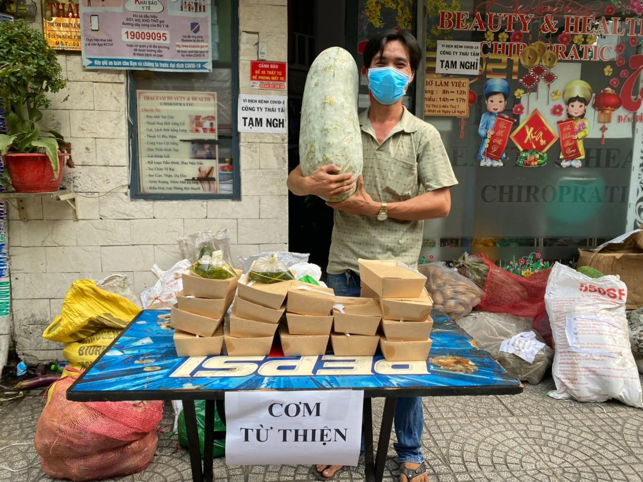 Không chỉ nấu ăn, các tình nguyện viên còn tặng gạo, trứng, mì, rau, nước tương… cho người khó khăn. Không chỉ nấu ăn, các tình nguyện viên còn tặng gạo, trứng, mì, rau, nước tương… cho người khó khăn.