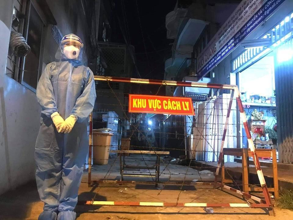 Một bạn sinh viên chờ lấy mẫu tại khu vực cách ly