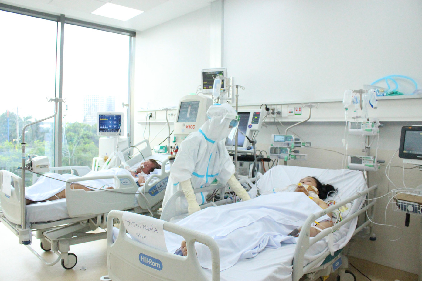 Hầu hết người bệnh phải thở máy, phải sử dụng thuốc an thần hoặc rơi vào hôn mê nên không thể liên lạc được với người thân. Hầu hết người bệnh phải thở máy, phải sử dụng thuốc an thần hoặc rơi vào hôn mê nên không thể liên lạc được với người thân.