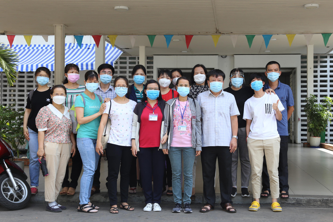 Sáng 10/7, 3 đội chi viện của Bệnh viện Chợ Rẫy, với 76 nhân viên y tế gồm 30 bác sĩ và 46 điều dưỡng đã tiếp tục lên đường đến hỗ trợ công tác điều trị bệnh nhân mắc COVID-19 tại các bệnh viện dã chiến ở TP.HCM.