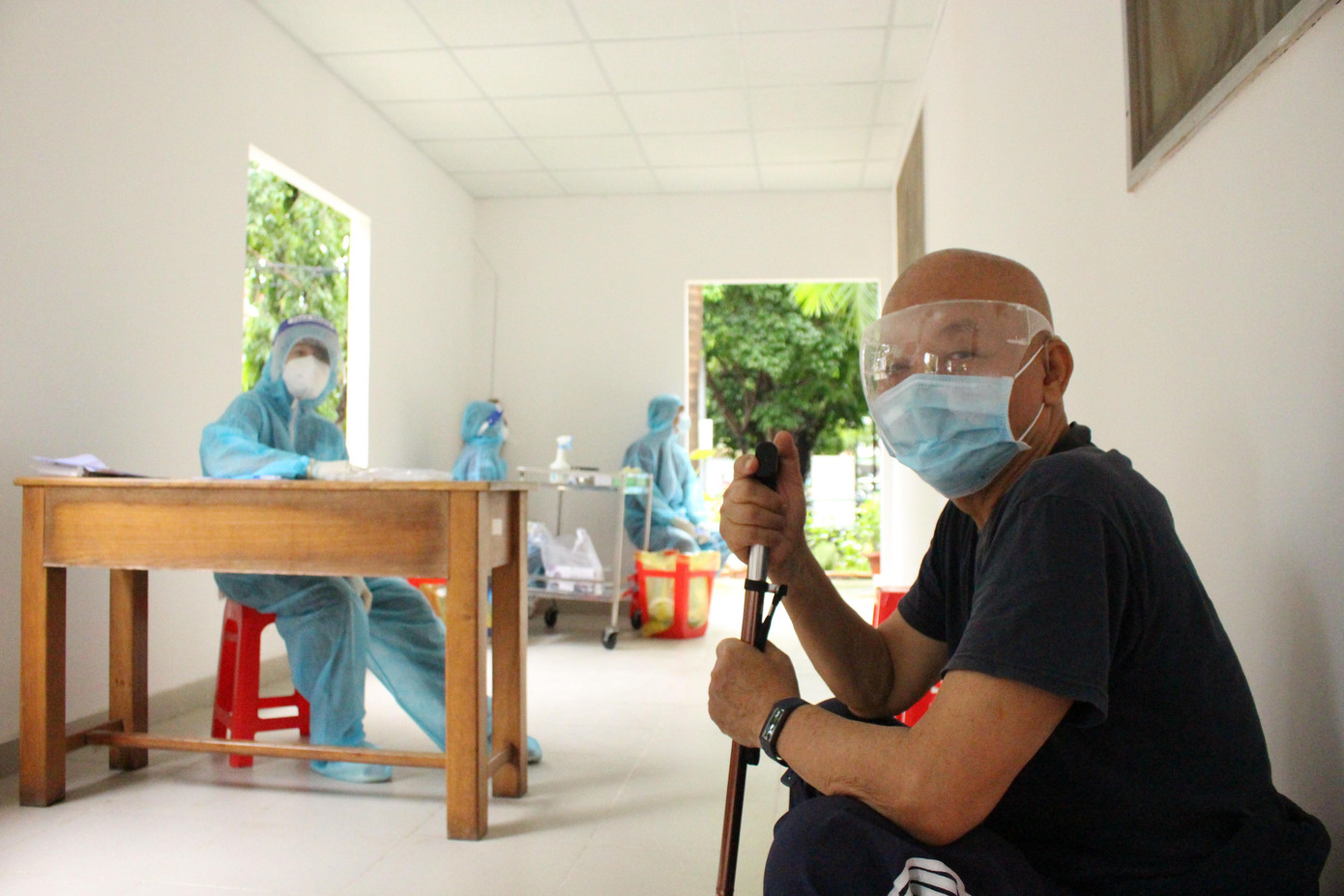 Thành phố sẽ tiêm cho những người trên 18 tuổi với đối tượng người mắc các bệnh nền như bệnh thận mãn tính, bệnh phổi tắc nghẽn mãn tính, tăng huyết áp, đái tháo đường... đang được điều trị tại bệnh viện và có địa chỉ thường trú tại TPHCM; người trên 65 tuổi; người thuộc diện chính sách, người có công và đối tượng bảo trợ xã hội; người thuộc hộ nghèo, cận nghèo, người yếu thế; người làm việc trong cơ sở y tế, ngành y tế... Thành phố sẽ tiêm cho những người trên 18 tuổi với đối tượng người mắc các bệnh nền như bệnh thận mãn tính, bệnh phổi tắc nghẽn mãn tính, tăng huyết áp, đái tháo đường... đang được điều trị tại bệnh viện và có địa chỉ thường trú tại TPHCM; người trên 65 tuổi; người thuộc diện chính sách, người có công và đối tượng bảo trợ xã hội; người thuộc hộ nghèo, cận nghèo, người yếu thế; người làm việc trong cơ sở y tế, ngành y tế...