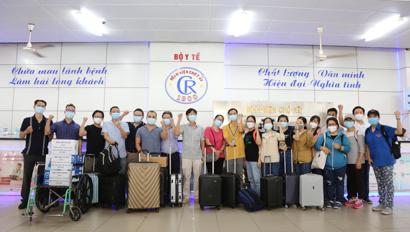 Tổng số 181 nhân viên y tế của Bệnh viện Chợ Rẫy gồm 81 bác sĩ và 100 điều dưỡng được chia thành 6 đội đến hỗ trợ công tác điều trị, chăm sóc bệnh nhân COVID-19 vốn đang tăng cao tại TP.HCM trong thời gian gần đây.