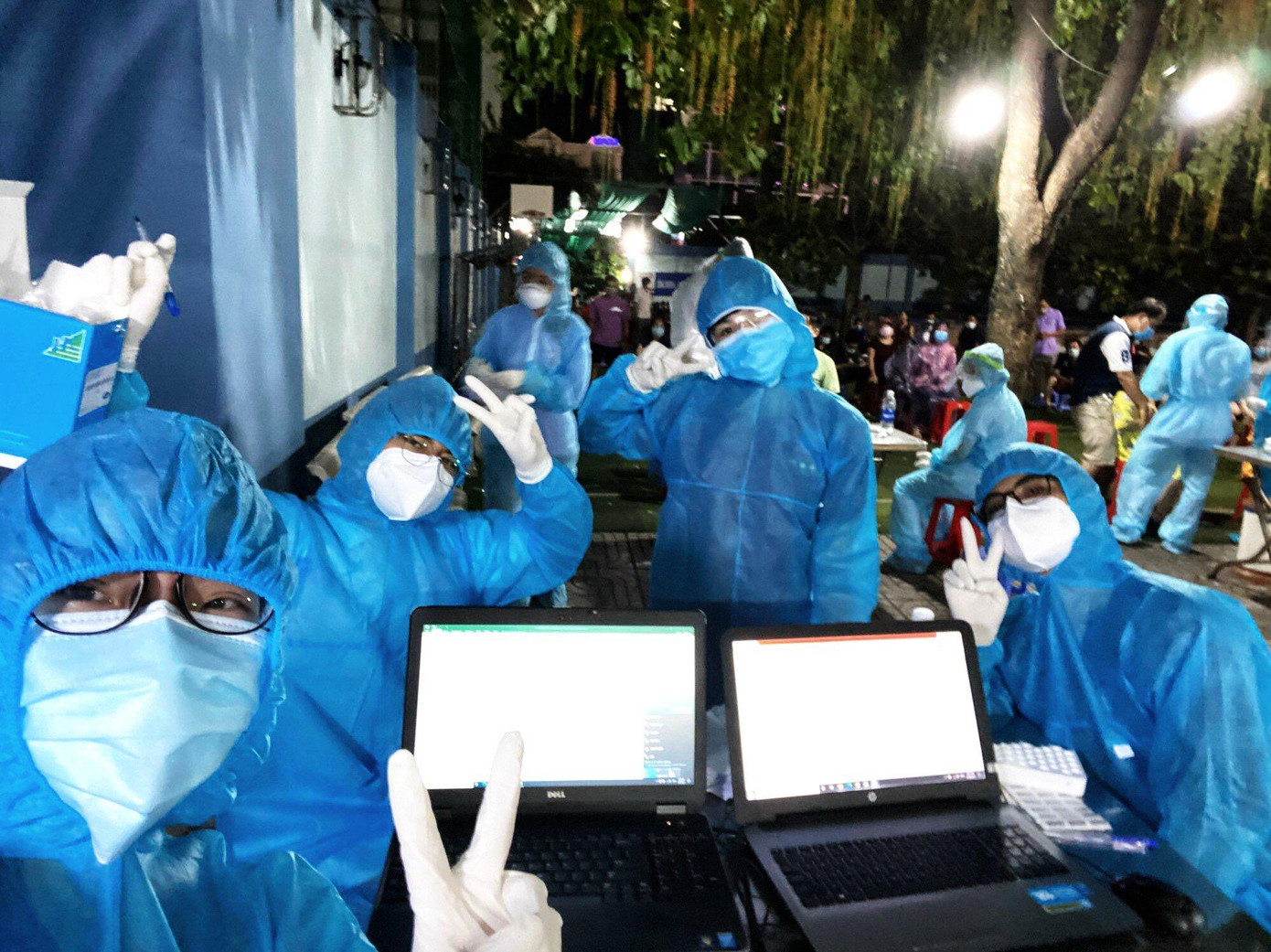 Các sinh viên y khoa Phạm Ngọc Thạch vui mừng khi trong ngày hôm nay, anh Thắng Nguyễn- Chủ tịch CLB Doanh nhân BSA thuộc Hội doanh nhân tư nhân Việt Nam đã trao cho sinh viên 50 triệu đồng sau khi kêu gọi chung tay ủng hộ động viên các em.