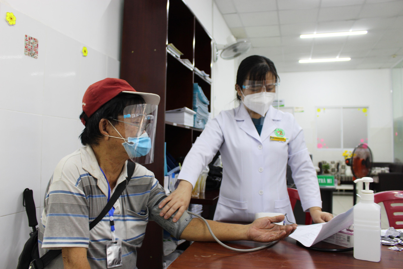 Theo các bác sĩ, những trường hợp mắc bệnh cấp tính như sốt siêu vi... thì cần cân nhắc tiêm đợt sau. Theo các bác sĩ, những trường hợp mắc bệnh cấp tính như sốt siêu vi... thì cần cân nhắc tiêm đợt sau.