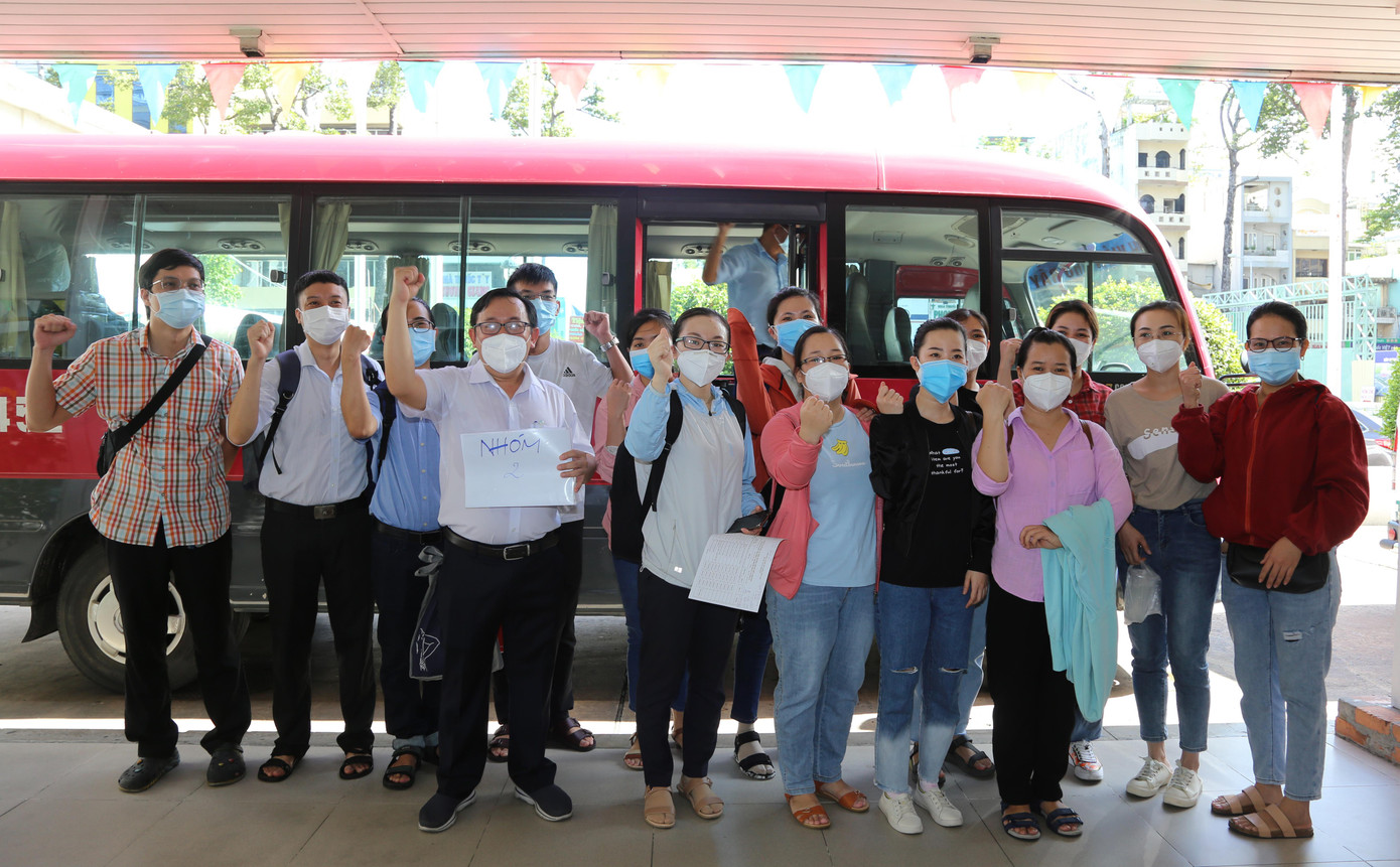 Chiều nay 11/7, lực lượng chi viện của Bệnh viện Chợ Rẫy gồm 65 nhân viên y tế đã khẩn trương lên đường đến hỗ trợ công tác điều trị bệnh nhân mắc COVID-19 tại bệnh viện dã chiến khu tái định cư Thủ Thiêm của TP Thủ Đức. Đây là bệnh viện dã chiến tại khu tái định cư, với quy mô hơn 16.000 giường.