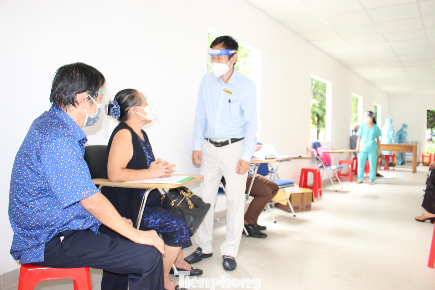 Bác sĩ Trần Văn Khanh - giám đốc Bệnh viện Lê Văn Thịnh đến thăm hỏi và động viên những người "đặc biệt" trong đợt tiêm ngừa lần này Bác sĩ Trần Văn Khanh - giám đốc Bệnh viện Lê Văn Thịnh đến thăm hỏi và động viên những người "đặc biệt" trong đợt tiêm ngừa lần này