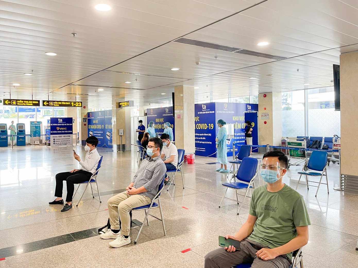 Khách hàng được di chuyển theo quy trình 1 chiều, giãn cách, 100% khách hàng và nhân viên đều phải đeo khẩu trang, 100% nhân viên của BV đều đã được tiêm 2 mũi vắc xin phòng COVID-19, thực hiện xét nghiệm COVID-19 định kỳ theo quy định, nhân viên lấy mẫu phải mặc đồ bảo hộ chống dịch…