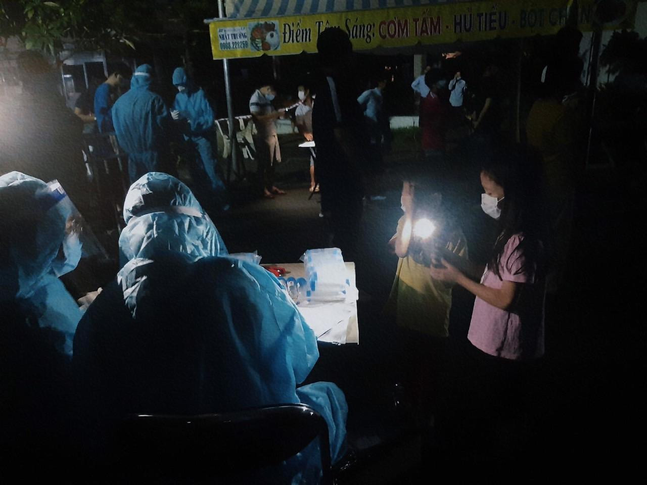 Trường kêu gọi và có gần 1000 sinh viên từ các Khoa Y, Y Việt - Đức, Răng hàm mặt, Dược, Điều dưỡng - Kỹ thật y học và Y tế Công cộng tự nguyện tham gia công tác phòng, chống dịch COVID-19 trên khắp các quận của TPHCM.