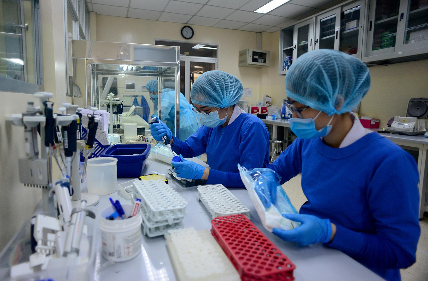 TPHCM đang tận dụng thời gian vàng để khoanh vùng dập dịch trong đó có tập trung lấy mẫu- ảnh Khắc Linh TPHCM đang tận dụng thời gian vàng để khoanh vùng dập dịch trong đó có tập trung lấy mẫu- ảnh Khắc Linh