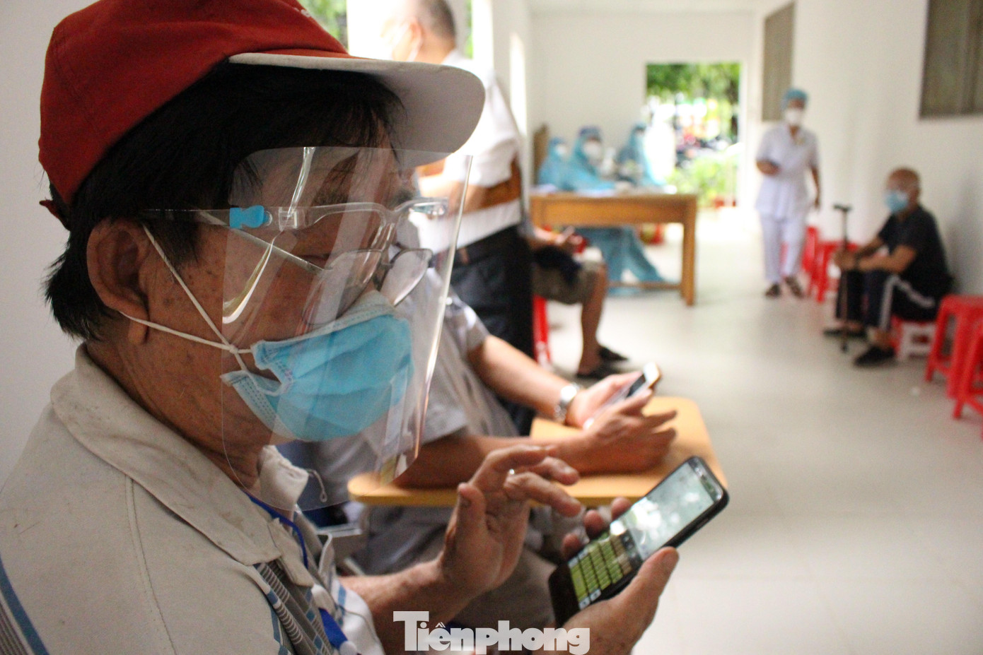 Một người đàn ông ở TP Thủ Đức cho biết khi, khi biết thành phố triển khai tiêm vắc xin cho người trên 65 tuổi ông rất vui sướng. Một người đàn ông ở TP Thủ Đức cho biết khi, khi biết thành phố triển khai tiêm vắc xin cho người trên 65 tuổi ông rất vui sướng.