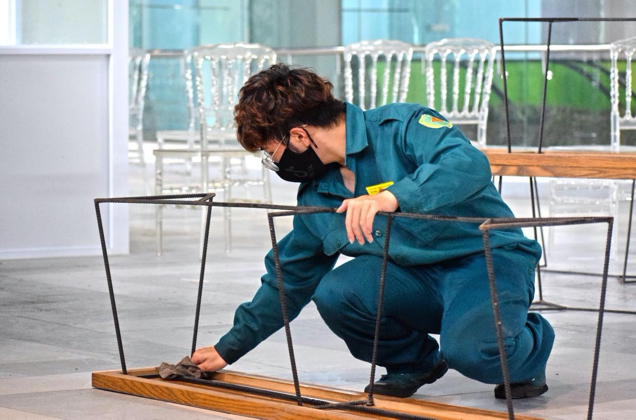 Lực lượng hỗ trợ dọn dẹp để đón bệnh vào sáng nay