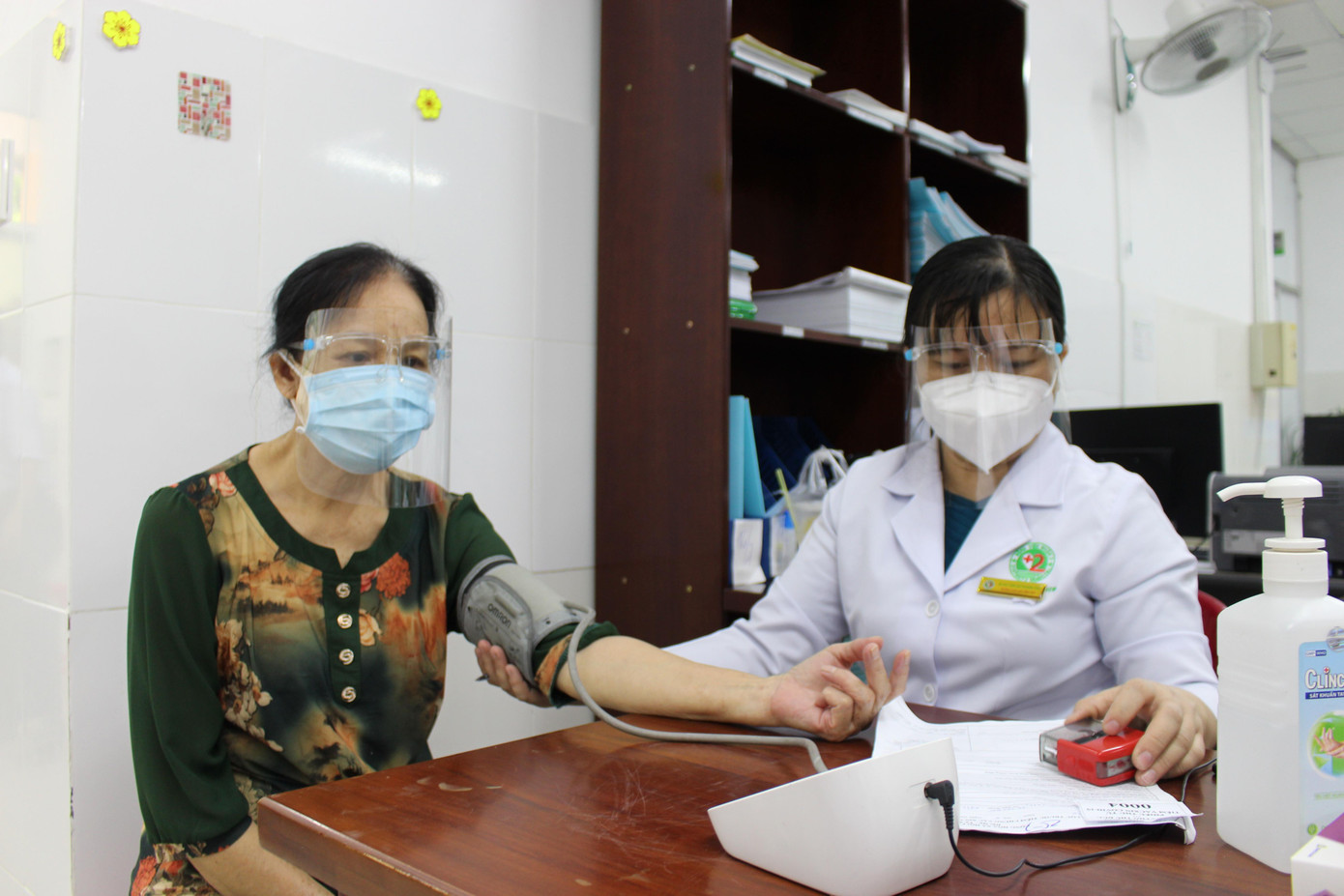 Các chuyên gia y tế cho biết tác dụng phụ của vắc xin phụ thuộc vào việc cơ địa của người đó có bị dị ứng hay không, hoàn toàn không liên quan đến yếu tố sức khỏe đang mạnh hay yếu. Các chuyên gia y tế cho biết tác dụng phụ của vắc xin phụ thuộc vào việc cơ địa của người đó có bị dị ứng hay không, hoàn toàn không liên quan đến yếu tố sức khỏe đang mạnh hay yếu.