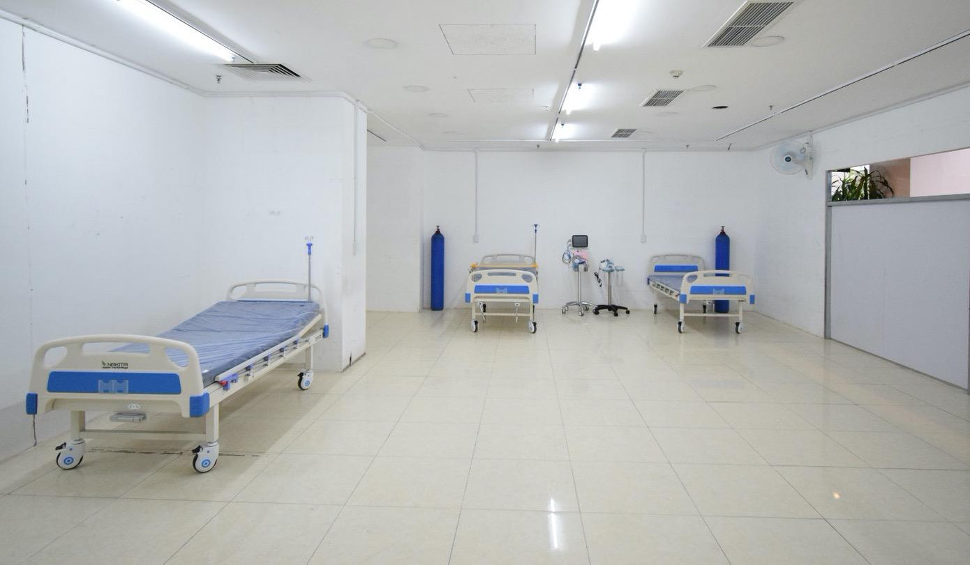 Ngoài ra, nơi này còn có buồng khử khuẩn di động được đặt tại khu tiếp nhận, xét nghiệm sàng lọc và phân loại người bệnh.