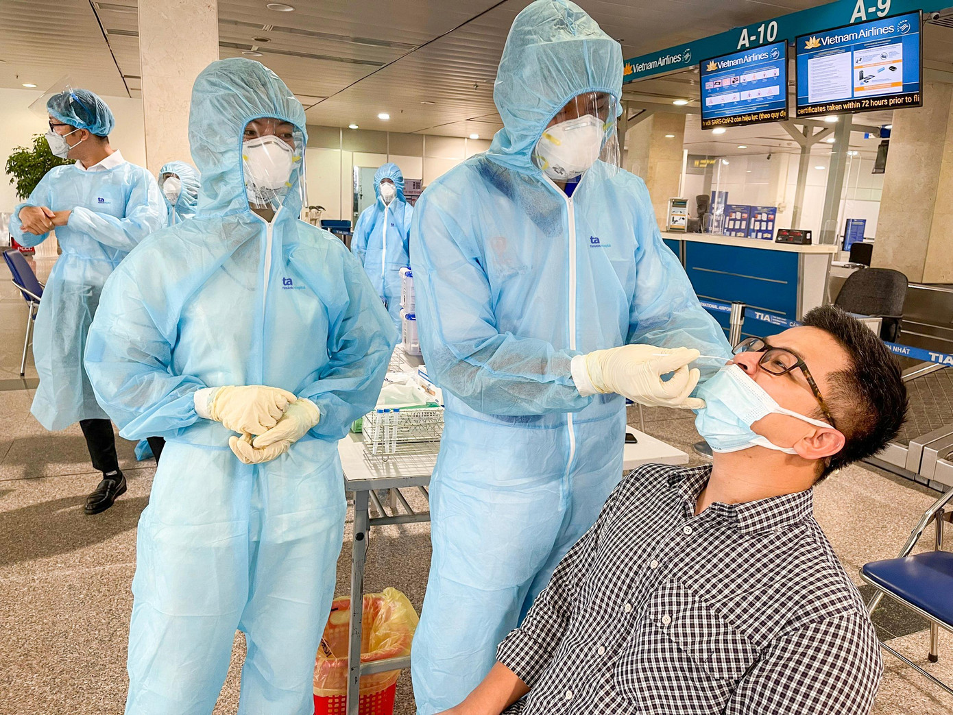 TPHCM đang tập trung khoanh vùng, xét nghiệm ở những điểm nóng- ảnh L.N TPHCM đang tập trung khoanh vùng, xét nghiệm ở những điểm nóng- ảnh L.N