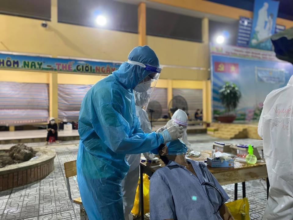 Các sinh viên y khoa Phạm Ngọc Thạch vui mừng khi trong ngày hôm nay, anh Thắng Nguyễn- Chủ tịch CLB Doanh nhân BSA thuộc Hội doanh nhân tư nhân Việt Nam đã trao cho sinh viên 50 triệu đồng sau khi kêu gọi chung tay ủng hộ động viên các em.