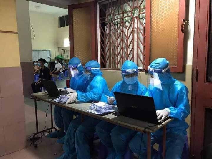 TPHCM đang tập trung xét nghiệm ở các khu vực nguy cơ cao để ngăn chặn dịch lây lan TPHCM đang tập trung xét nghiệm ở các khu vực nguy cơ cao để ngăn chặn dịch lây lan